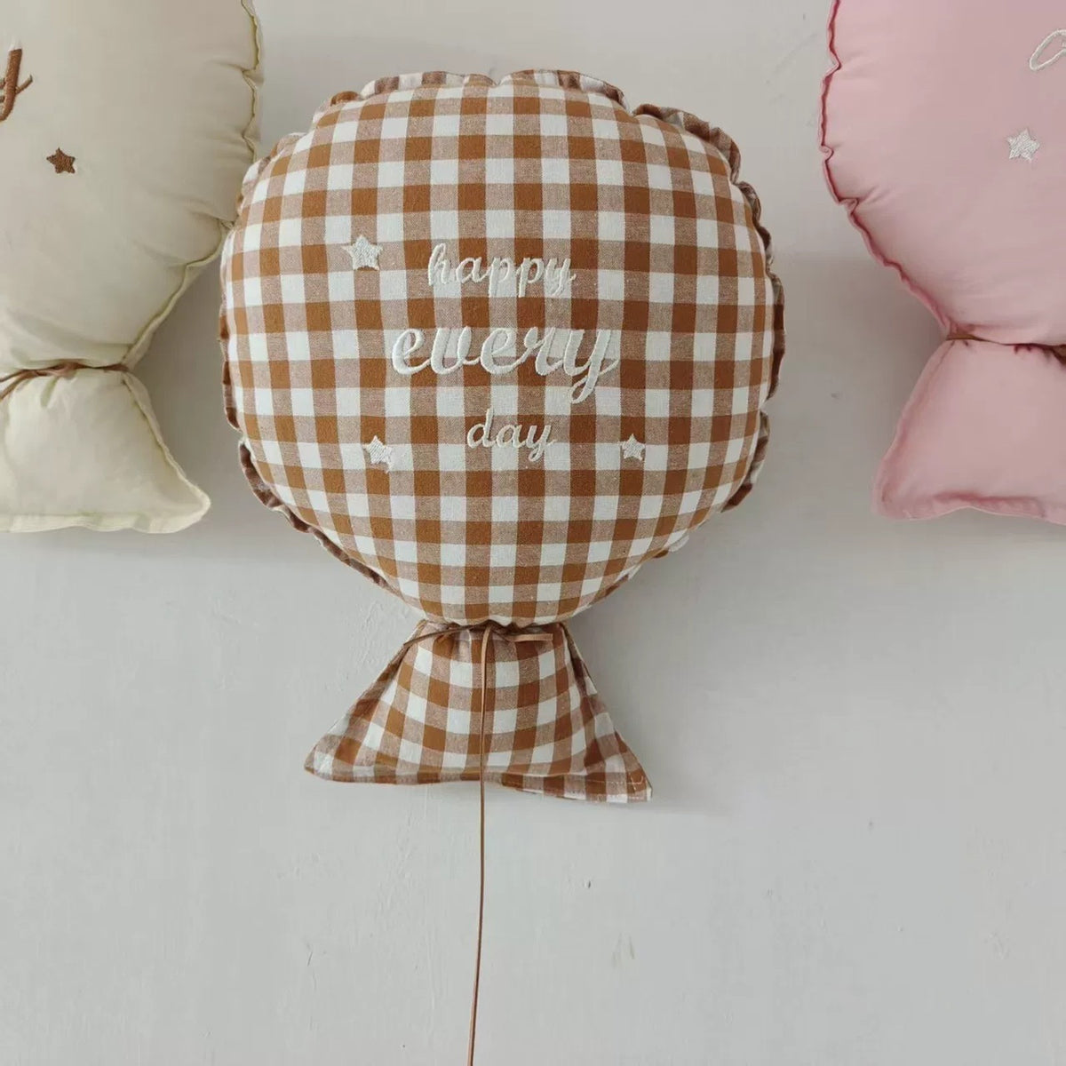 Cocoa gingham balloon pillow embroidered "happy every day"