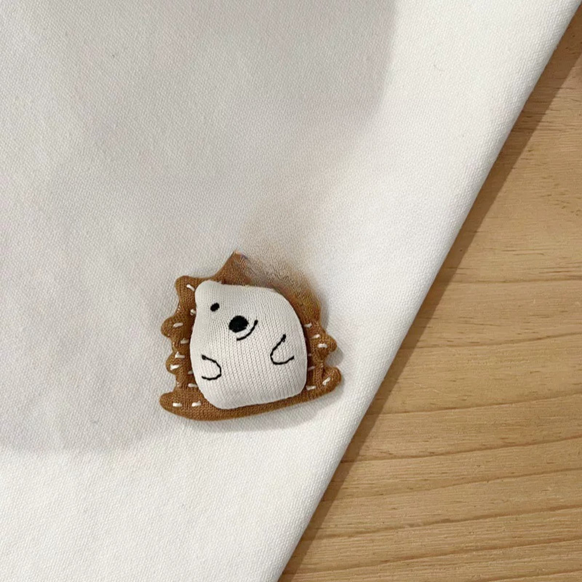 Fabric hedgehog curtain pin, 6.5 x 7 cm
