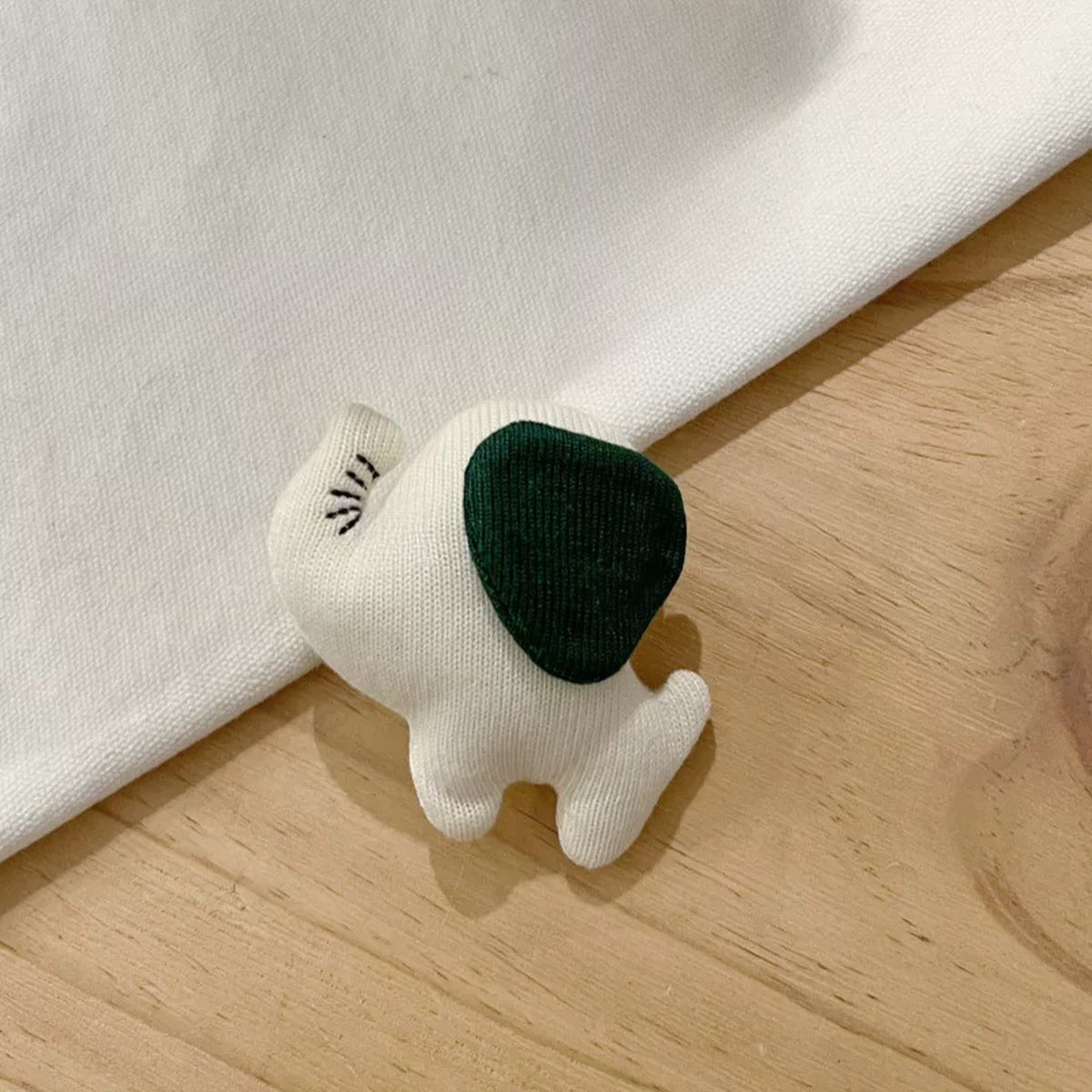 Fabric elephant curtain pin with green ear, 7.5 x 7.5 cm