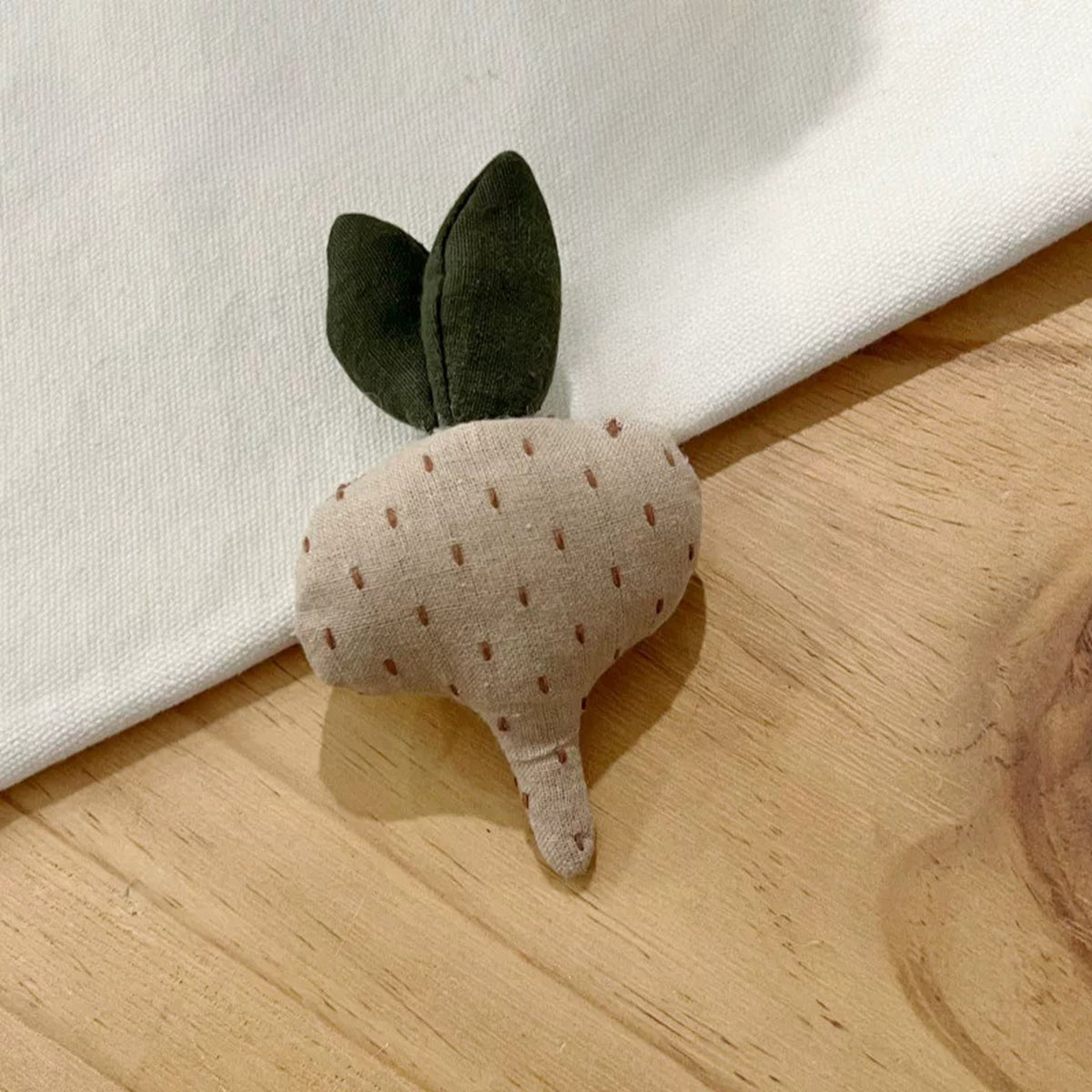 Fabric radish curtain pin with green leaves, 6.5 x 11 cm
