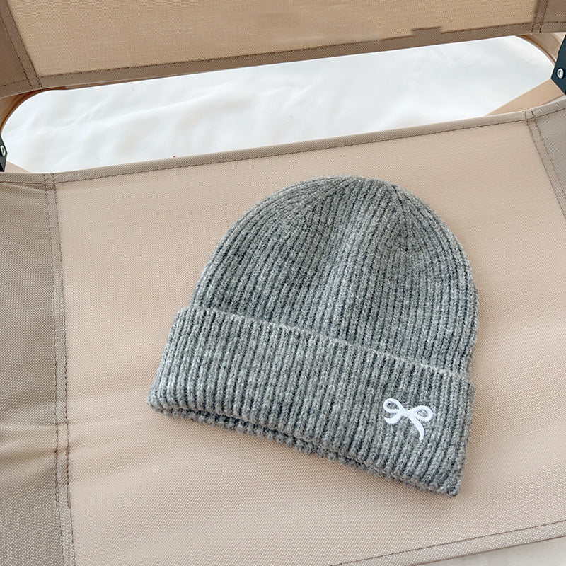 Light gray ribbed knit beanie with white bow
