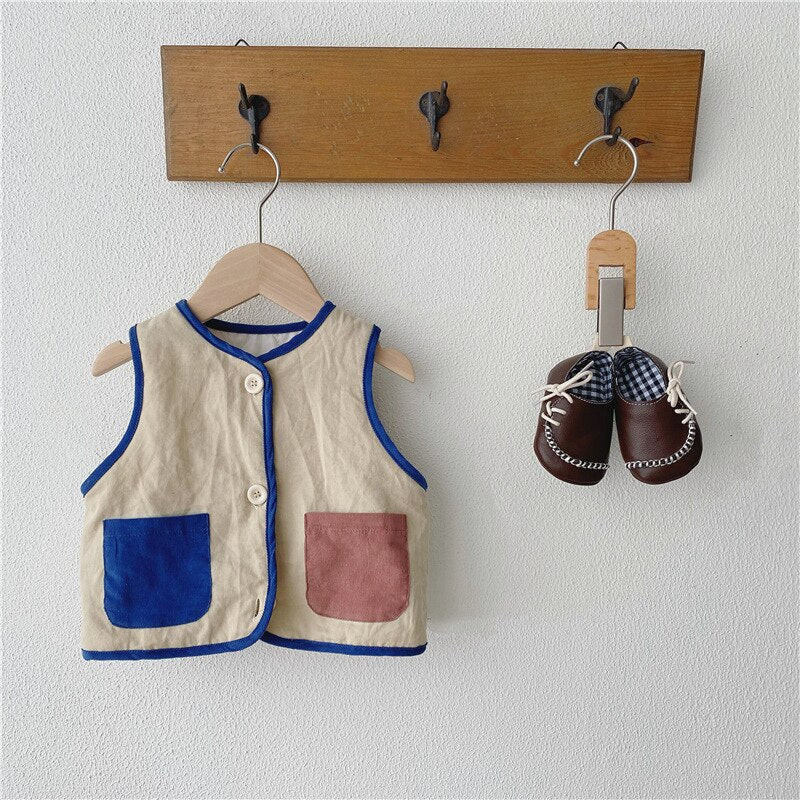 Beige fleece vest with blue and pink pockets