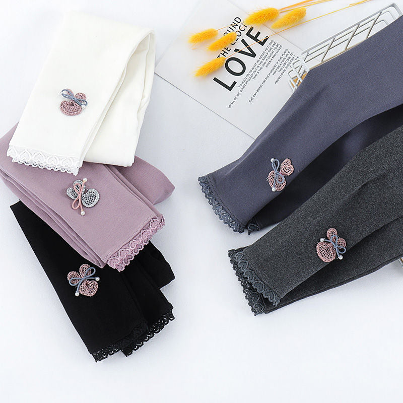 Girls leggings with brooch and lace hem