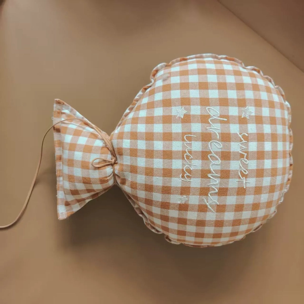Cocoa gingham balloon pillow embroidered "sweet dreams lucky"