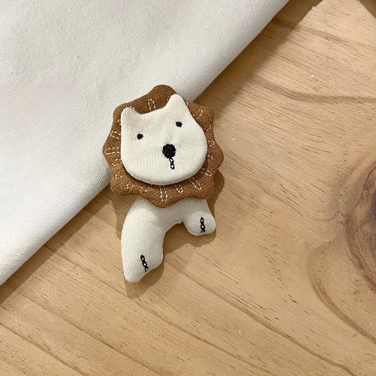 Fabric lion curtain pin, 6 x 10 cm