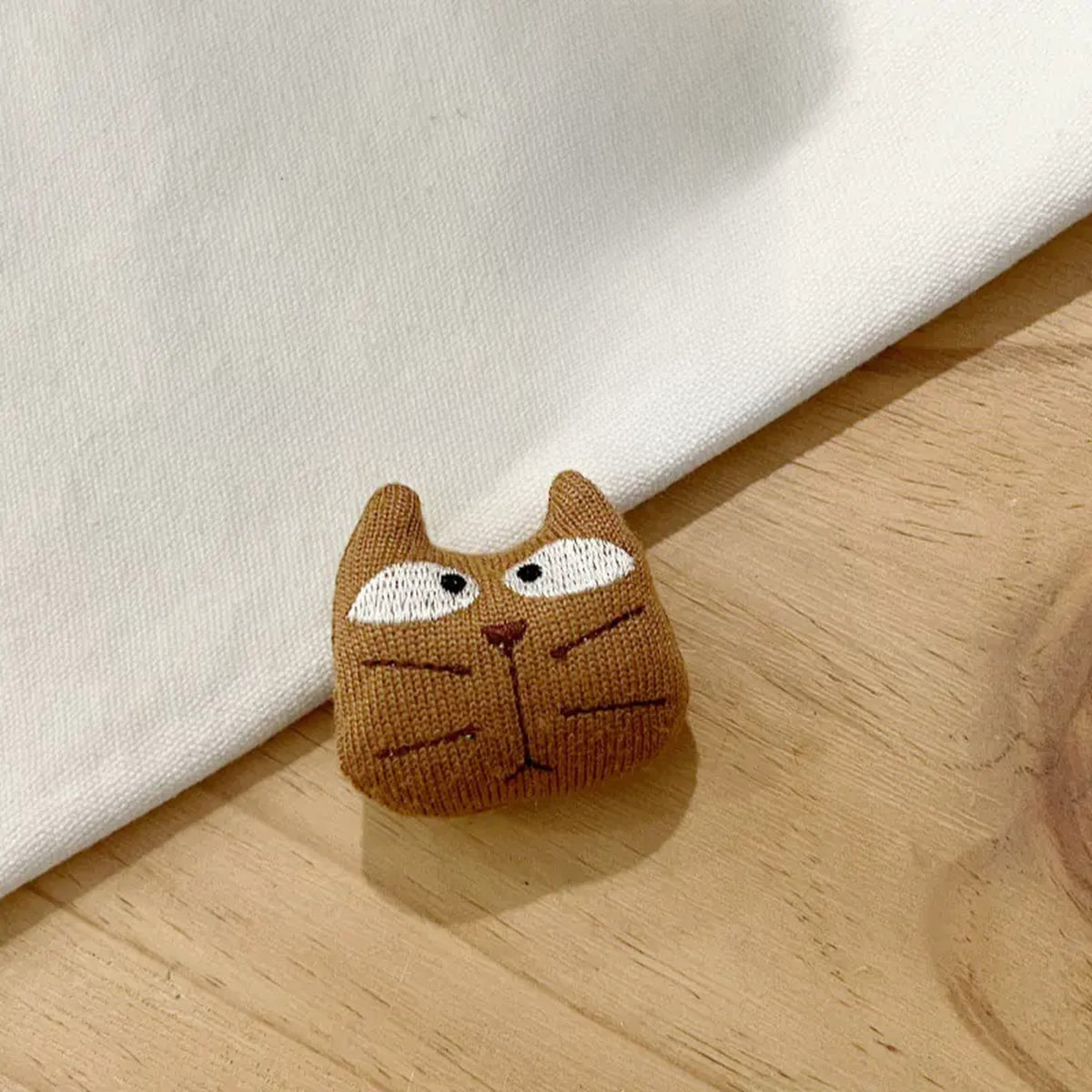 Knitted ginger cat face curtain pin, 5 x 5.5 cm