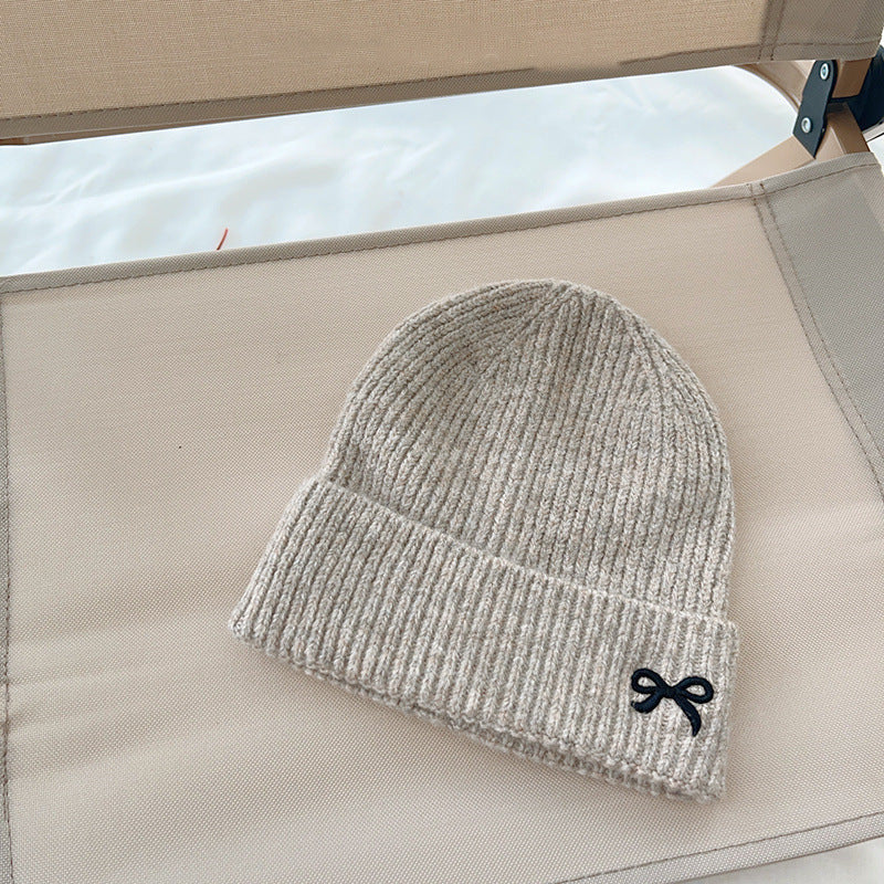 Gray ribbed knit beanie with black bow