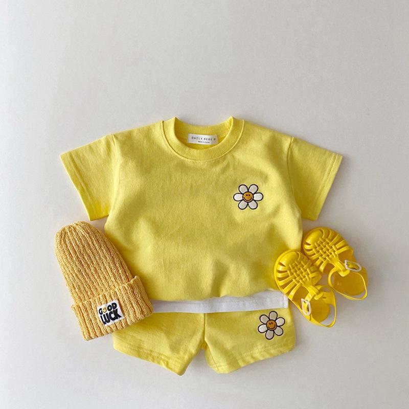 Smiley Daisy T-Shirt & Shorts Set