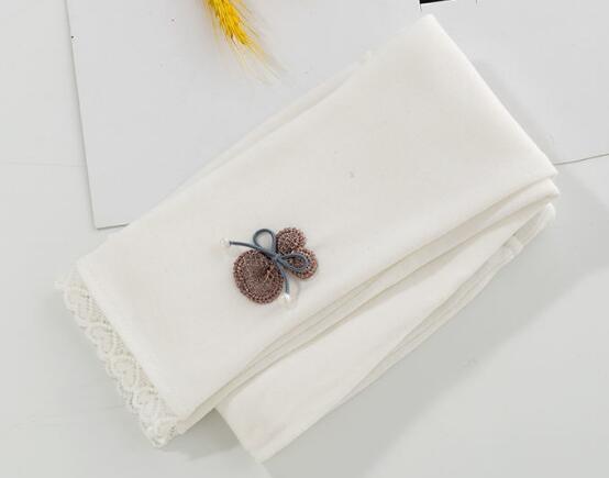 White cotton leggings with brooch